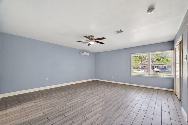 6022 Lyndhurst Dr in Houston, TX - Building Photo - Building Photo