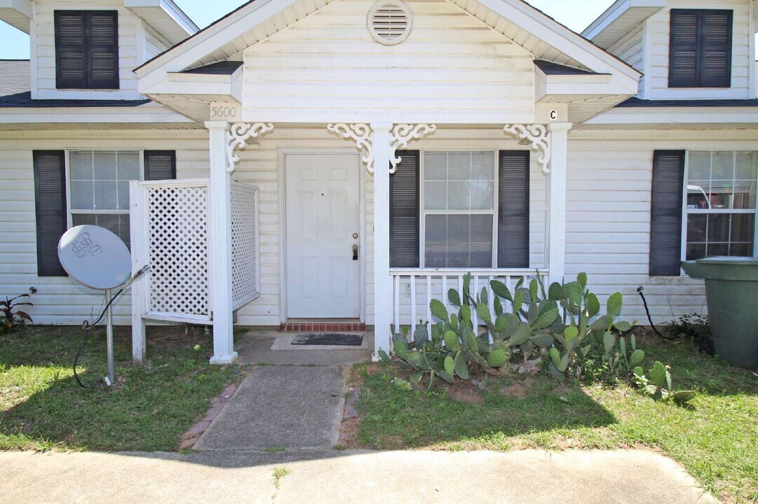 5600 W Shore Dr in Pensacola, FL - Building Photo