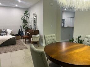 10866 NW 51st Ln in Doral, FL - Foto de edificio - Building Photo