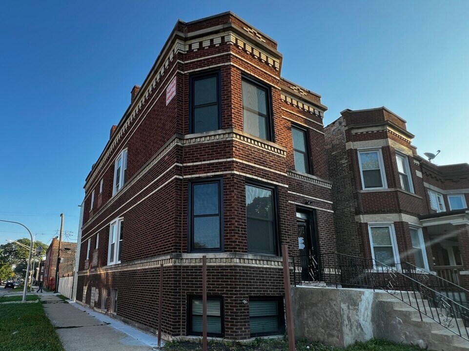 4956 W Erie St in Chicago, IL - Building Photo