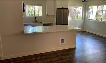 609 W Junipero St in Santa Barbara, CA - Foto de edificio - Building Photo