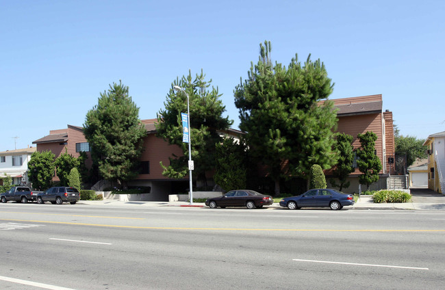 12411 Riverside Dr in Valley Village, CA - Foto de edificio - Building Photo