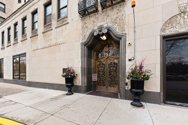 2000 N Lincoln Park W in Chicago, IL - Building Photo - Building Photo