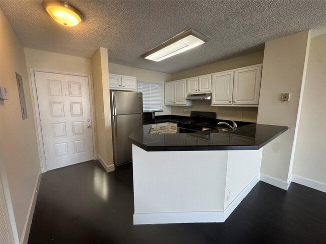 8750 N Sherman Cir in Miramar, FL - Building Photo - Building Photo