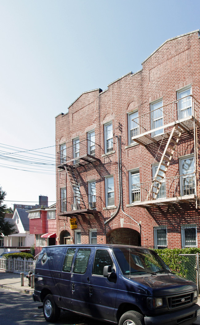 4245 Digney Ave in Bronx, NY - Foto de edificio - Building Photo