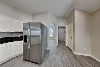 9102 Colony Cove Dr in Spring, TX - Foto de edificio - Building Photo