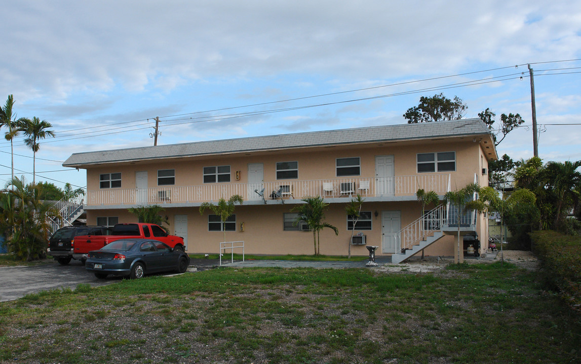 Lincoln Villa Apartments in Hollywood, FL - Building Photo