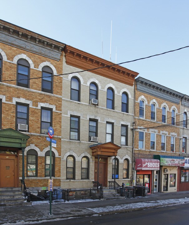 210 Wyckoff Ave in Brooklyn, NY - Foto de edificio