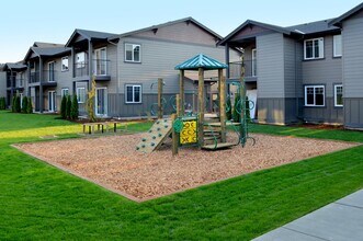 Cascade Village Apartments in Burlington, WA - Building Photo - Building Photo