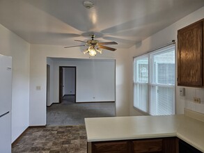 301 Village Creek Dr in Lake In The Hills, IL - Foto de edificio - Building Photo