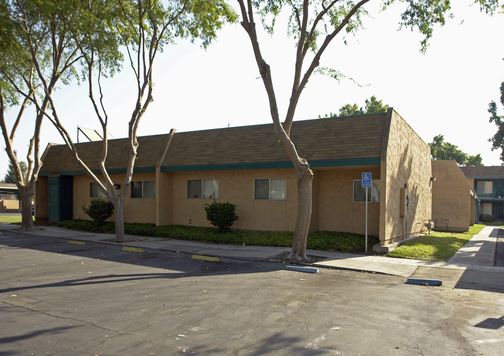 Sunnyside Villas in Fresno, CA - Building Photo