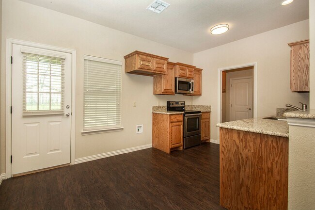 919 W Chase St in Denison, TX - Building Photo - Building Photo