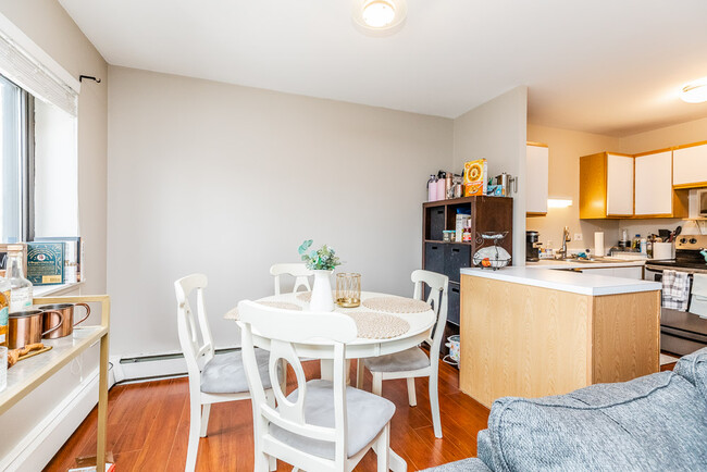 607 W Wrightwood Ave, Unit 815 in Chicago, IL - Building Photo - Building Photo