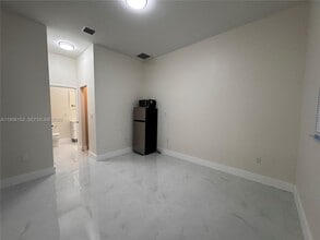 915 NW 104th St in Miami, FL - Building Photo - Building Photo