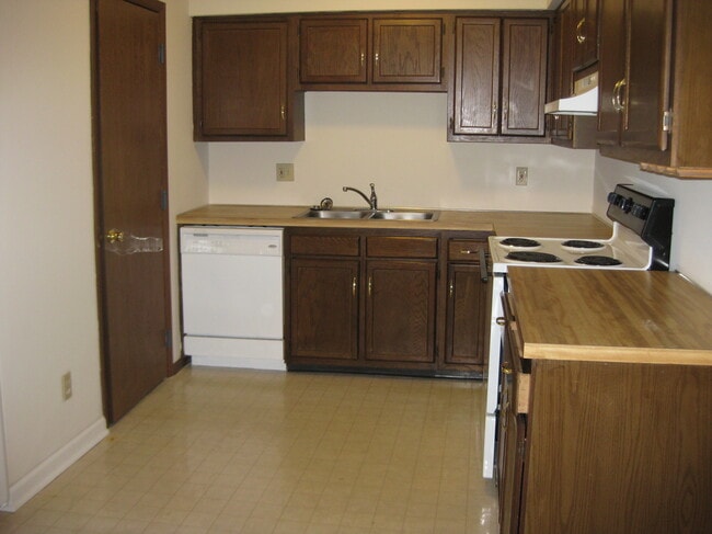 1760 Beechwood Ave NE, Unit A in North Canton, OH - Building Photo - Building Photo