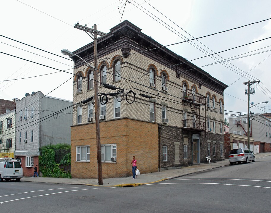 550 13th St in Union City, NJ - Foto de edificio