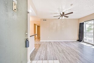 260 El Dorado Blvd in Webster, TX - Building Photo