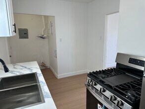 2651 S Cloverdale Ave, Unit 2651 in Los Angeles, CA - Building Photo - Building Photo
