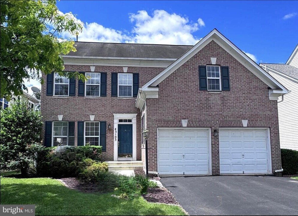 43103 Lake Ridge Pl in Leesburg, VA - Foto de edificio