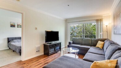 621 5th Ave N, Unit 310 in Seattle, WA - Building Photo - Building Photo