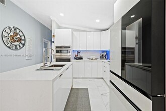 8765 NW 111th Terrace in Hialeah Gardens, FL - Building Photo - Building Photo