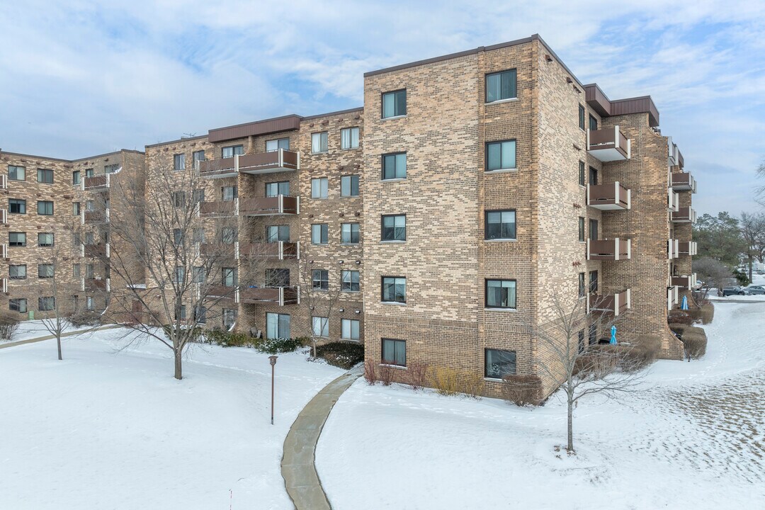 Village on the Lake in Elk Grove Village, IL - Foto de edificio