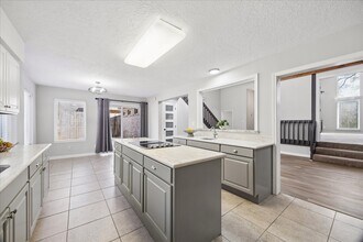 15754 Walkwood Dr in Houston, TX - Foto de edificio - Building Photo