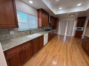 1327 Essex Way in San Jose, CA - Foto de edificio - Building Photo