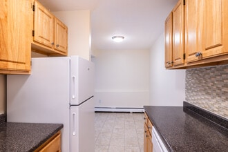Stoney Brook Village in Millis-Clicquot, MA - Foto de edificio - Building Photo