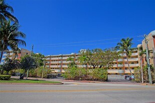 7900 Tatum Waterway Dr in Miami, FL - Building Photo
