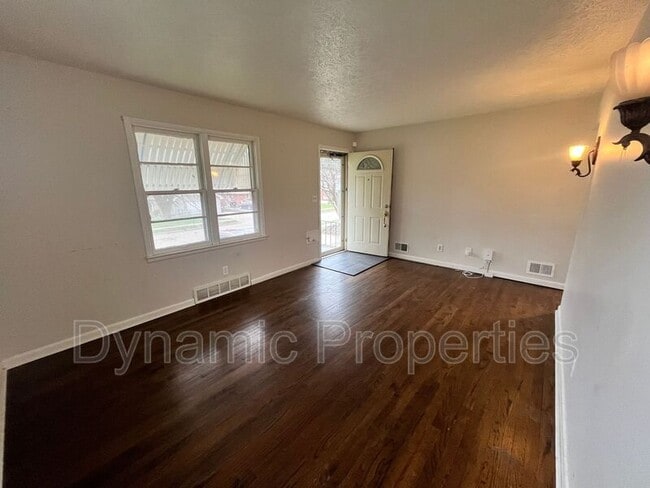 2537 S 46th Ave in Omaha, NE - Building Photo - Building Photo