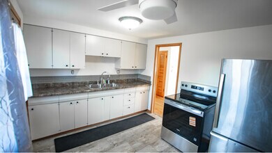 1402-1402 Summit Ave, Unit Upper in Waukesha, WI - Building Photo - Building Photo