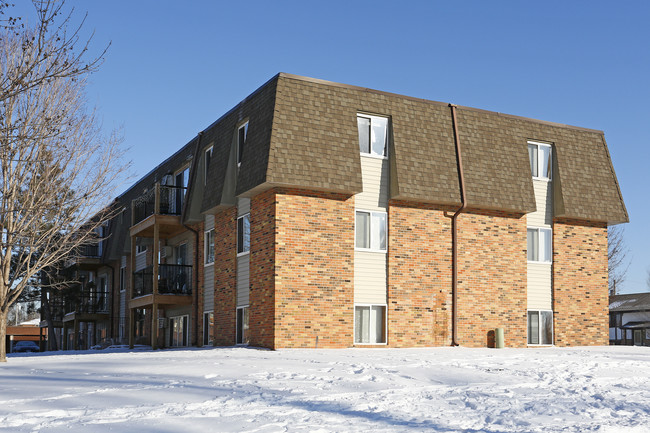 Woodlawn Terrace in Mounds View, MN - Building Photo - Building Photo