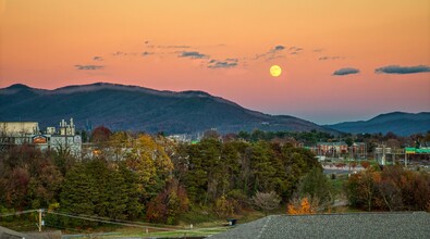 The View at Blue Ridge Commons in Roanoke, VA - Building Photo - Building Photo