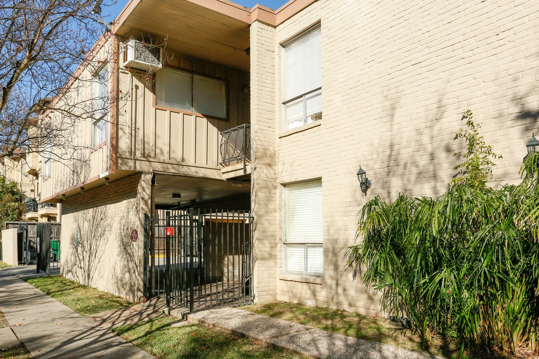 West Main Garden in Houston, TX - Building Photo