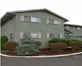 West Royal Apartments in Beaverton, OR - Foto de edificio - Building Photo