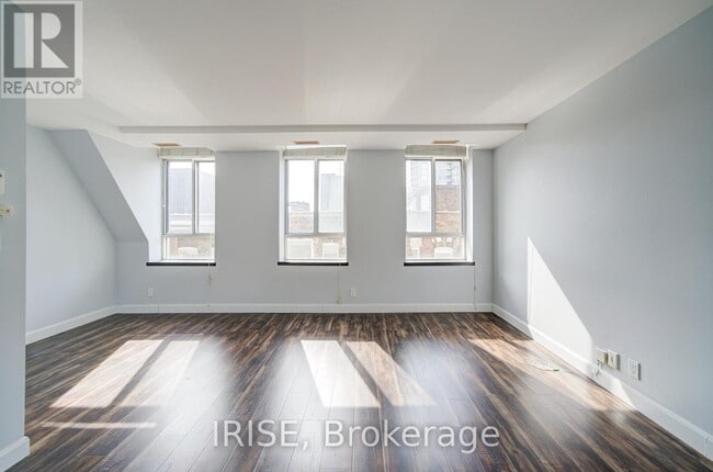 135 Maitland St in Toronto, ON - Building Photo - Building Photo