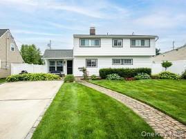 86 Shepherd Ln in Levittown, NY - Building Photo