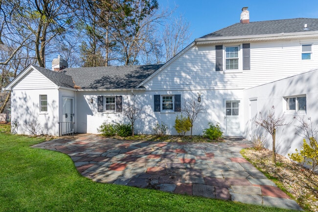 property at 1011 Plandome Rd