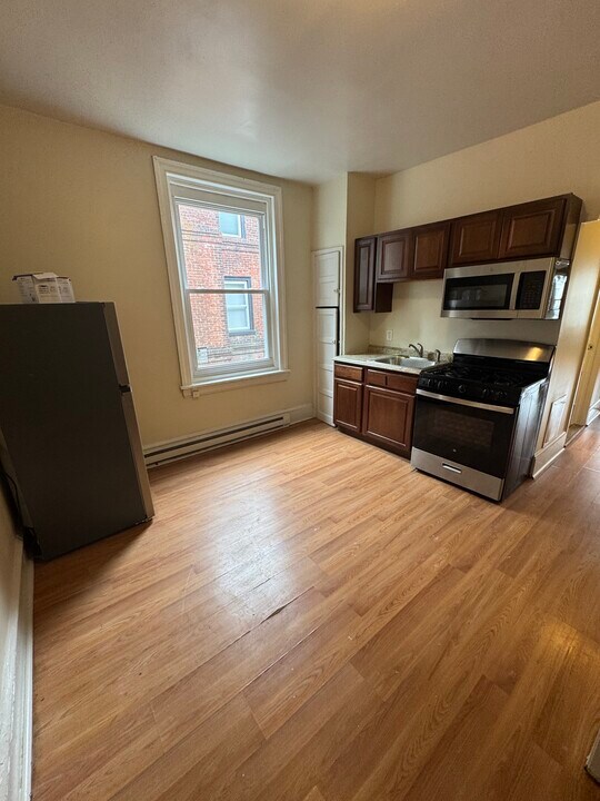 1118 Lindley Ave, Unit 2 in Philadelphia, PA - Building Photo