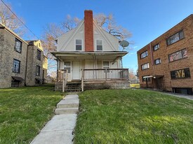 1909 1/2 Ottawa Dr, Unit upper in Toledo, OH - Building Photo