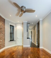 309 E 8th St, Unit B3 in New York, NY - Foto de edificio - Building Photo