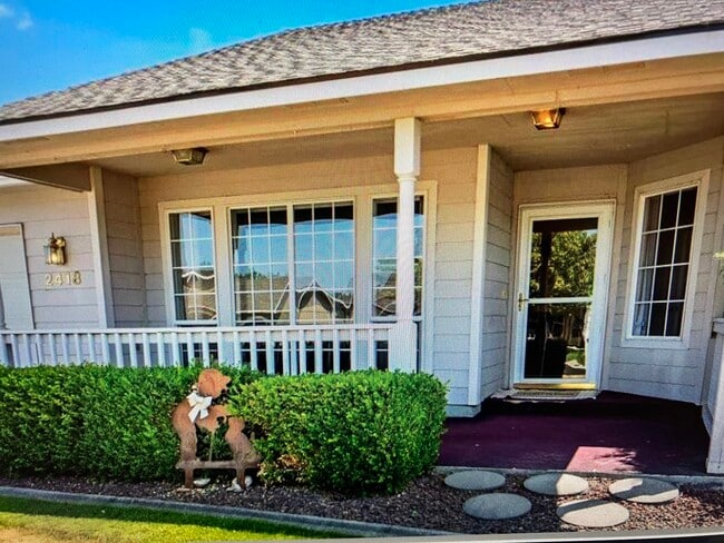 property at 2418 S Arthur Ct