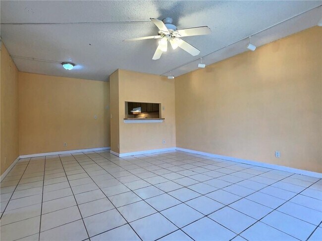 843 Twin Lakes Dr, Unit 30-B in Coral Springs, FL - Building Photo - Building Photo