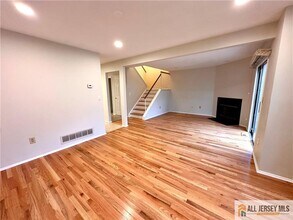 162 Salem Rd in North Brunswick, NJ - Building Photo - Building Photo