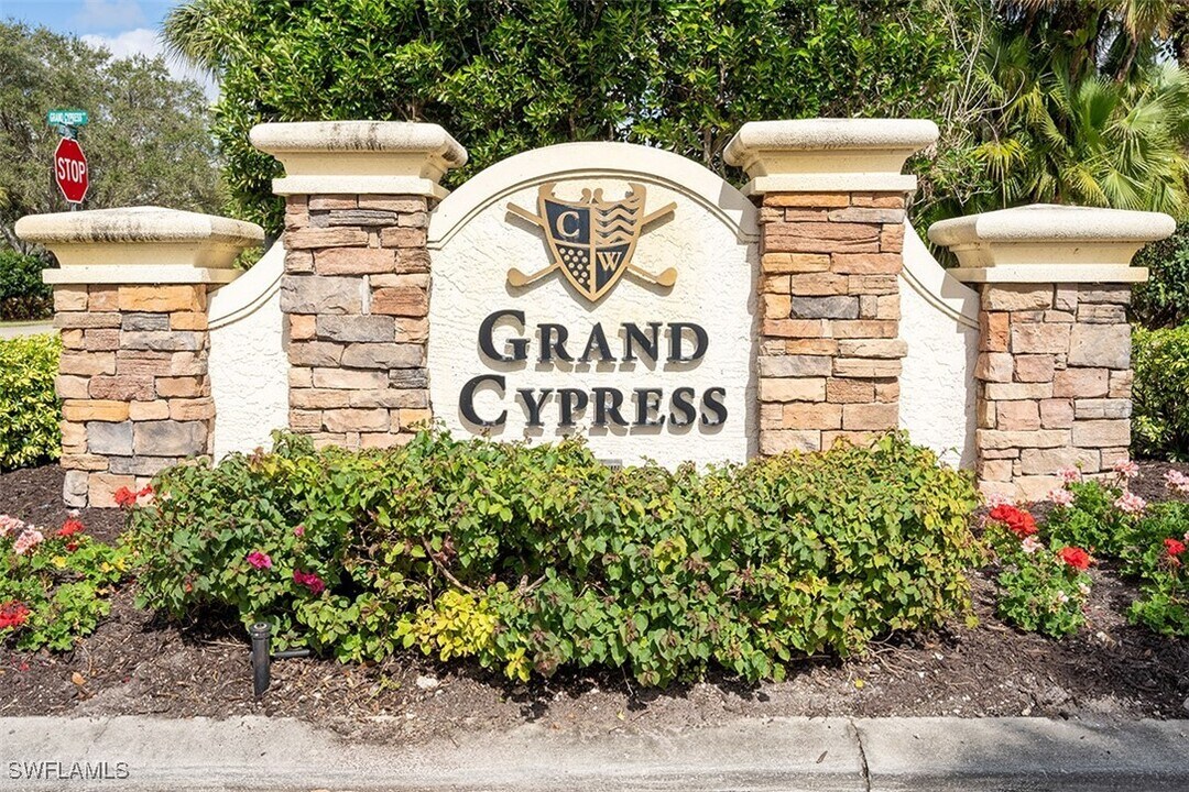 3445 Grand Cypress Dr in Naples, FL - Building Photo