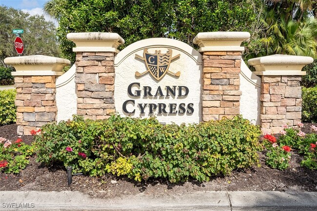 3325 Grand Cypress Dr in Naples, FL - Foto de edificio - Building Photo