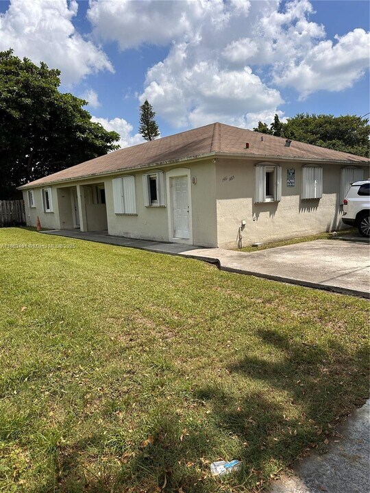 1465 NW 59th St in Miami, FL - Building Photo