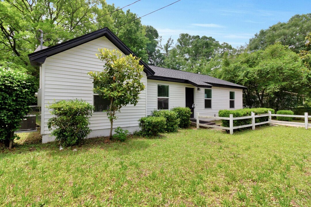 395 W Griffith Ave in Crestview, FL - Building Photo