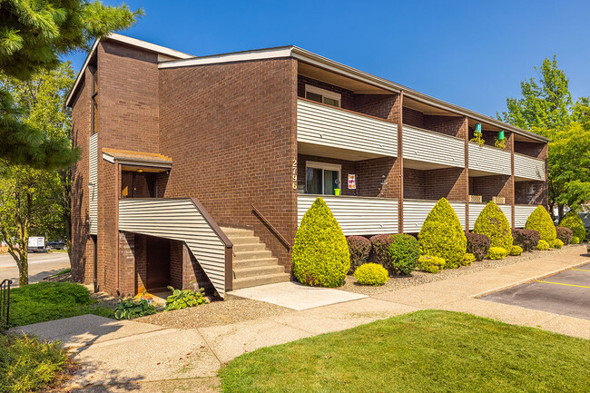 Willowood Village Apartments & Townhomes in Erie, PA - Building Photo - Building Photo